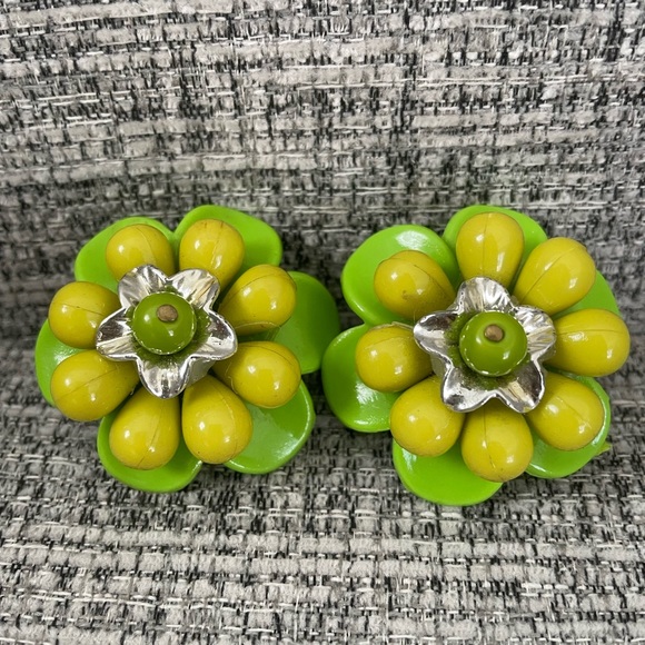 VINTAGE Green Plastic Flower Earrings - Picture 6 of 6